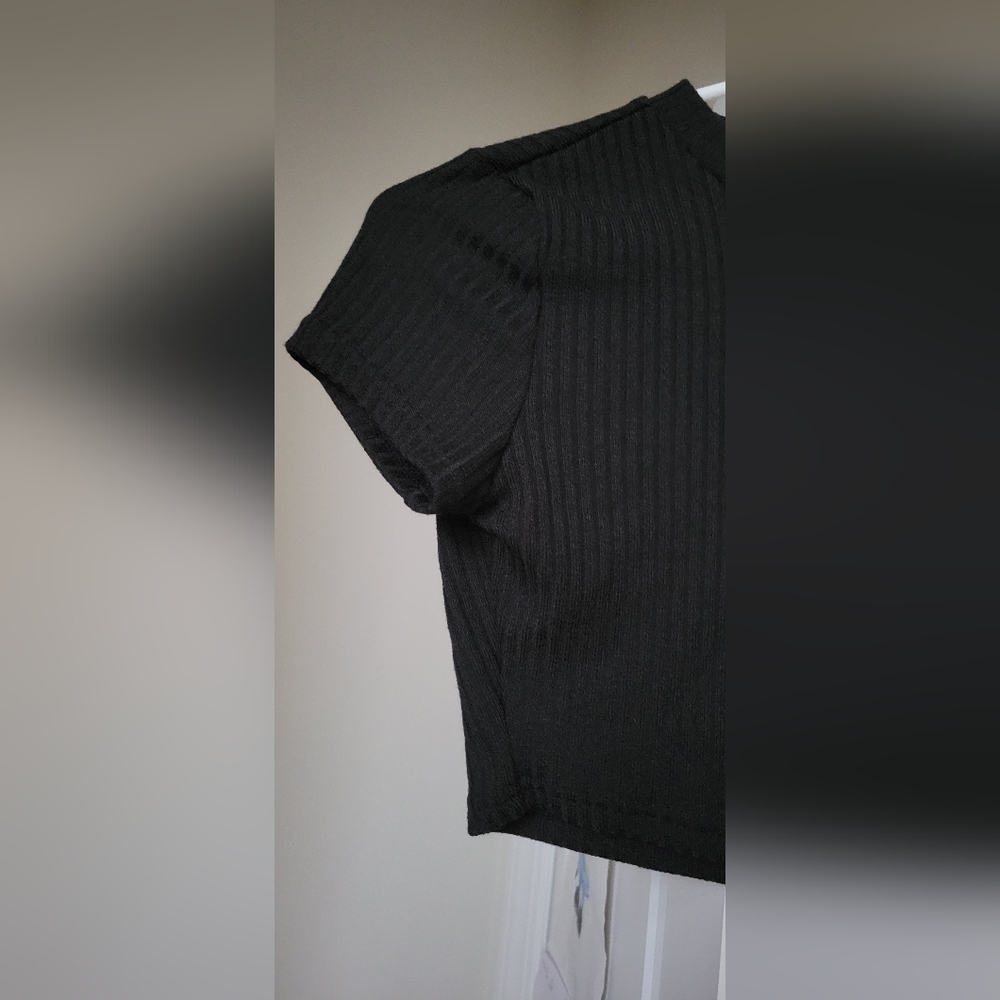 Black Ribbed Knit Puff Sleeve Crop Top - Women's Size 6 - Casual Tee - Picture 4 of 4